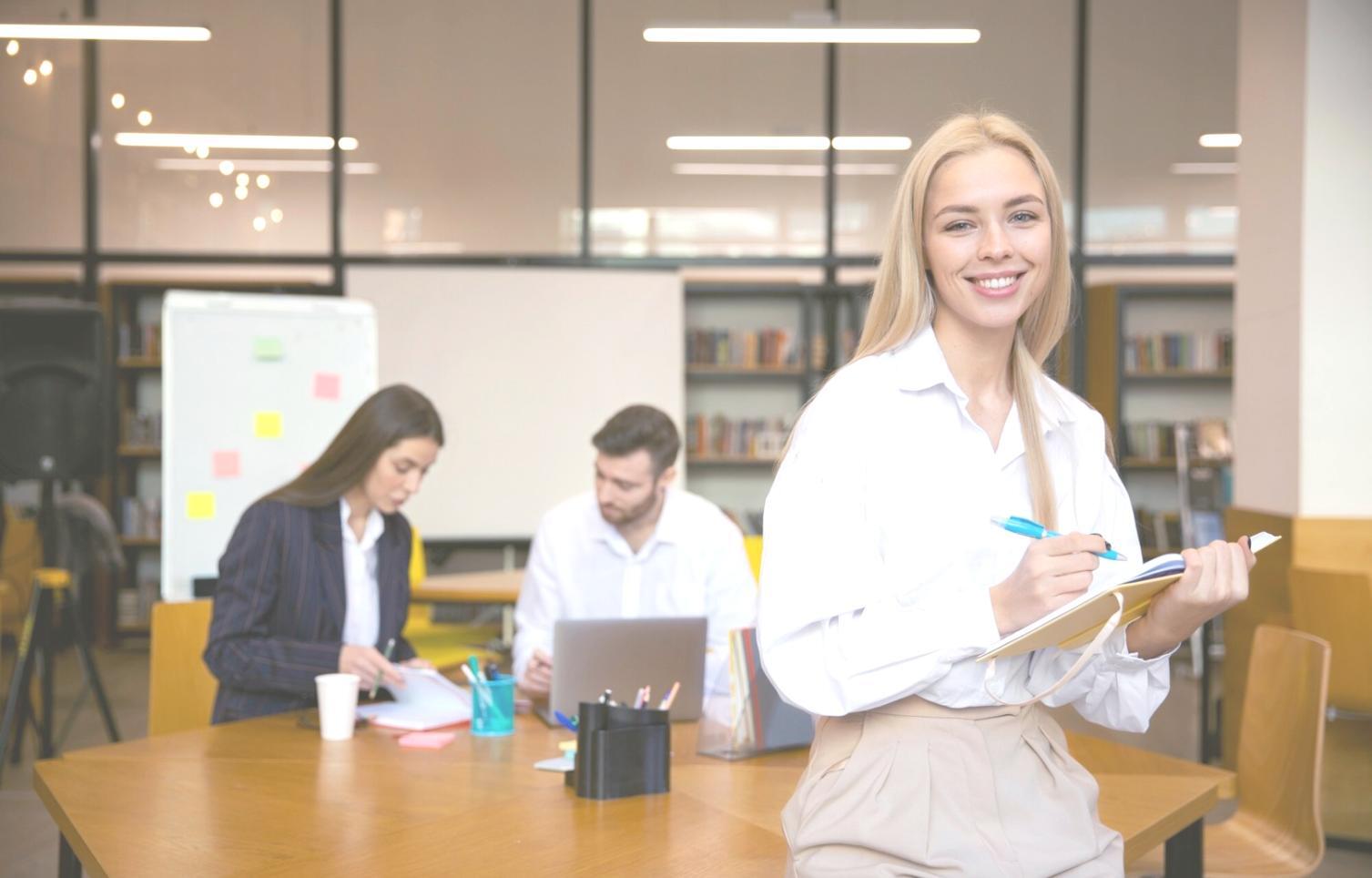 Ceremonia de premiere miravonthales 2024 - reprezentanți ai companiei primind premiul pentru excelență în educația financiară